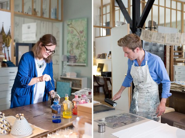 Préparation des couleurs par Julie. L’atelier possède sa propre gamme de couleurs obtenues à partir de mélanges personnels et recréées sur la base d’un catalogue de teintes réalisées au XVIIIème siècle. A droite, encrage des plaques d’impression par Jean-Baptiste. Sur le principe de la xylographie, une plaque métallique gravée en relief d’un premier motif est encrée en noir au rouleau. Ensuite, placée dans la presse, elle permet d’imprimer ce décor sur une feuille de papier.