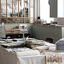 Dans l’atelier d’ “A Paris, chez Antoinette Poisson”, toutes les techniques employées permettent des modulations de matières et de couleurs qui caractérisent un travail artisanal unique.