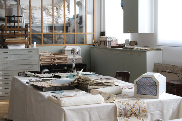Dans l’atelier d’ “A Paris, chez Antoinette Poisson”, toutes les techniques employées permettent des modulations de matières et de couleurs qui caractérisent un travail artisanal unique.