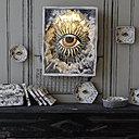 Bijoux brodés « Je t’ai à l’œil » de Céleste Mogador insérés et mis en lumière dans des cadres ou boîtes en papier créés par « A Paris, chez Antoinette Poisson ».