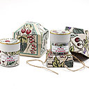 Décor de fruits rouges pour le packaging de la confiture « le puits d’Amour », reprenant le nom d’un gâteau créé pour la marquise de Pompadour. Création « A Paris, chez Antoinette Poisson » pour Confiture Parisienne. La boîte à couvercle pyramidale en papier mâché est commercialisée en édition limitée de 50 exemplaires.