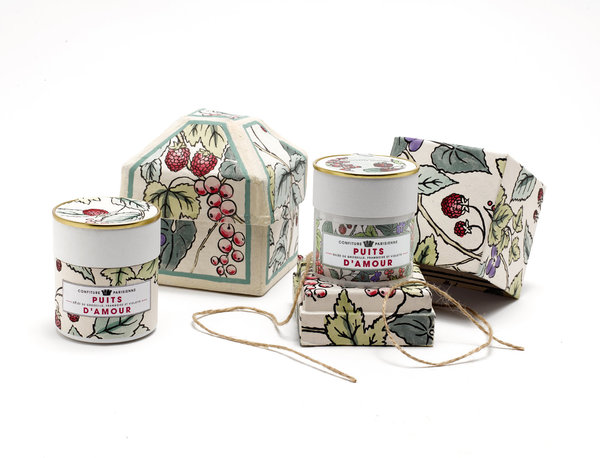 Décor de fruits rouges pour le packaging de la confiture « le puits d’Amour », reprenant le nom d’un gâteau créé pour la marquise de Pompadour. Création « A Paris, chez Antoinette Poisson » pour Confiture Parisienne. La boîte à couvercle pyramidale en papier mâché est commercialisée en édition limitée de 50 exemplaires.