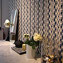 A gauche, papier-peint dominoté, modèle D14, utilisé pour la décoration du premier Appartement de la marque de mode et décoration Sézane, à Paris, rue Saint-Fiacre. A droite, dans un appartement privé, décor dominoté D 14. La pose compliquée nécessite une coupe de deux bords et un collage de chacun des dominos, l’un après l’autre.