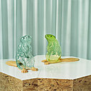 Évoquant les lemmings de la tradition folklorique suédoise, castors en verre et bois décorés d’entailles selon une technique décorative traditionnelle qui rappellent avec humour les traces laissées par des dents de ces rongeurs. Création Frida Fjellman.