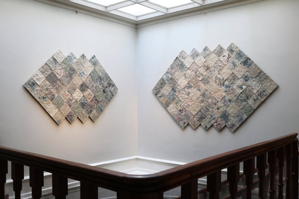 Œuvres tissées de la série « Marble Wood » nées d’un procédé d’ennoblissement expérimental qui consiste à transformer la laine, matériau mou, pour lui donner l’apparence solide de la pierre. Création Karin Frankenstein et Tomas Auran.