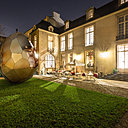 Solar Egg, sauna créé par le duo d’artistes Bigert et Bergström pour la ville de Kiurna en Laponie. Avec sa hauteur de 5 mètres et sa largeur de 3 mètres, son intérieur tout en bois est recouvert de miroirs reflétant l’environnement extérieur.