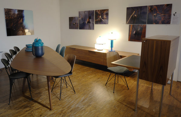 Adaptés à un petit espace : table Tweed en chêne naturel avec piètement décalé, création Cumini Garcia en 2017 éditée chez Zanotta. A gauche. Chaises Tonietta, création Enzo Mari en 1985, rééditées par Zanotta. Sur la table, un vase de Jaime Hayon.