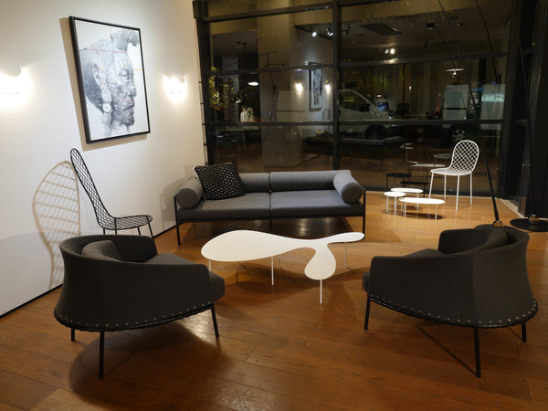 Créativité formelle : fauteuils Poncho, avec base reliée avec un système d’œillets et de lien, création P. Lucidi et L. Pevere en 2014. Série de 7 tables basses de formes différentes en tôle d’acier laqué, modèle Rabbit and the tortoise, création studio Juju en 2012. Edition Linving Divani.