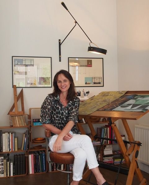 A travers ses papiers-peints, Pascale Risbourg offre un voyage stylistique à travers l’art. Elle les imagine comme un tableau devant lequel on s’évade.