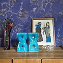 Modèle Wild Artichokes in Blue dans une ambiance années 1960. l 100 cm. Modèle Wild Artichokes in Blue dans une ambiance années 1960. l 100 cm.