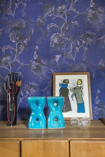 Modèle Wild Artichokes in Blue dans une ambiance années 1960. l 100 cm.