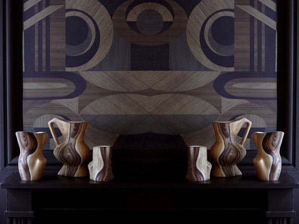 Marquetry : formes monumentales et graphiques pour réchauffer les murs des grands espaces ou les alcôves avec des essences de bois exotiques et rustiques. Inspiré des fresques murales en faux-bois des années 1960-70, 3 dessins disponibles : Bloc, Dalle ou XXL. Ici, le modèle Marquetry XXL. L 100 et 90 cm.