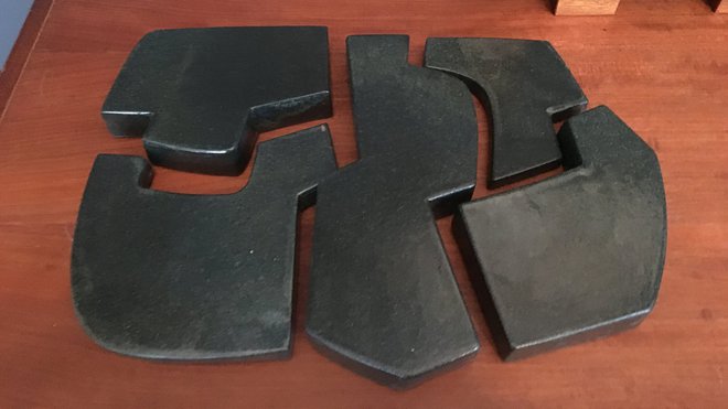 Eléments en céramique émaillée mate qui s’assemblent comme un puzzle pour réaliser des centres de table.