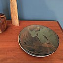 Assiettes en terre cuite émaillée mate avec jeu d’effets de matières. Assiettes en terre cuite émaillée mate avec jeu d’effets de matières.