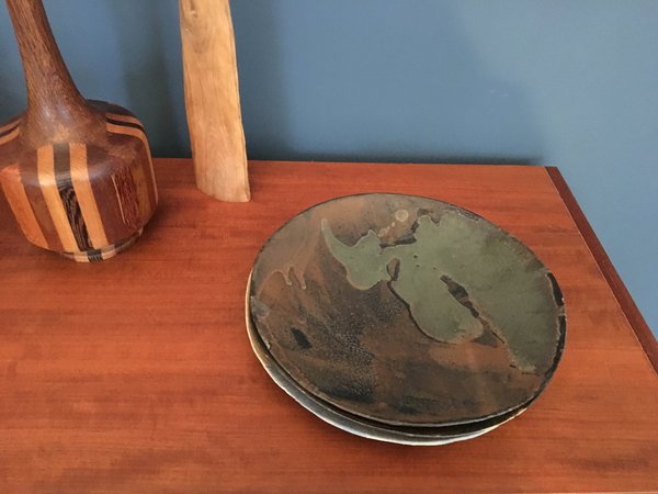 Assiettes en terre cuite émaillée mate avec jeu d’effets de matières.