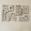 En décor de cheminée, panneaux muraux en céramique avec effet 3D en relief rendant hommage aux années 1950/70. En décor de cheminée, panneaux muraux en céramique avec effet 3D en relief rendant hommage aux années 1950/70.