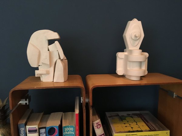 Sculptures d’esprit constructivistes en terre cuite.