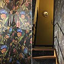 A gauche, papier-peint modèle Wild Artichokes in black et à droite, Pineapple in the dark en version Ochre. A gauche, papier-peint modèle Wild Artichokes in black et à droite, Pineapple in the dark en version Ochre.