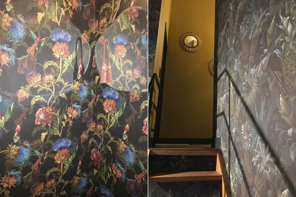 A gauche, papier-peint modèle Wild Artichokes in black et à droite, Pineapple in the dark en version Ochre.