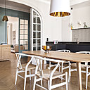 Dans la cuisine, crédence en carrelage, Azulej de Mutina. Meubles laqués, couleur Off-Black, murs peints, couleur Cornforth White et dans l’entrée, murs peints, couleur Oval Room Blue, toutes les peintures chez Farrow and Ball.