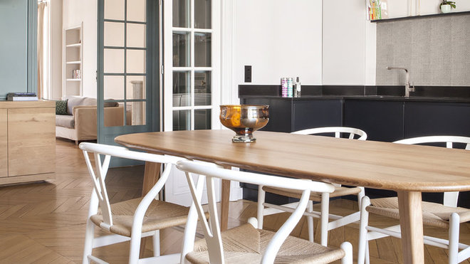 Dans la cuisine, crédence en carrelage, Azulej de Mutina. Meubles laqués, couleur Off-Black, murs peints, couleur Cornforth White et dans l’entrée, murs peints, couleur Oval Room Blue, toutes les peintures chez Farrow and Ball.