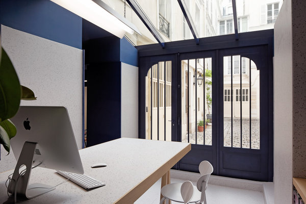 Le jardin d’hiver est un espace en lumière naturelle permettant la consultation des échantillons et les conseils de spécialistes Tarkett.