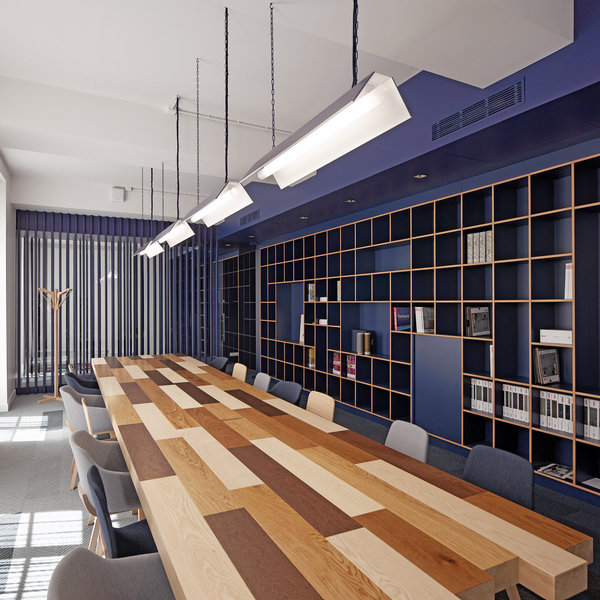 La grande table en marqueterie de bois avec quatre essences de parquets montre les possibilités créatives de la matière vinyle.