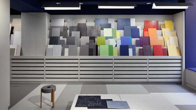 Le showroom présente un panorama global de toutes les collections Tarkett, mixées dans une même harmonie chromatique.