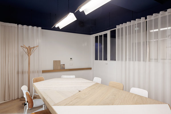 Calme et confidentielle, la salle de réunion est un espace privilégié de l’Atelier Tarkett remaniée par les 5.5 designers.