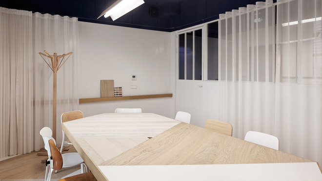 Calme et confidentielle, la salle de réunion est un espace privilégié de l’Atelier Tarkett remaniée par les 5.5 designers.