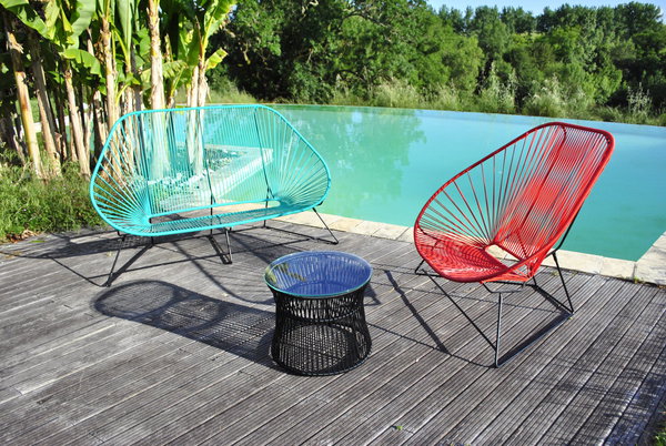 Loveuse Acapulco, en acier époxy et cordage plastique PVC haute résistance à mémoire de forme. Traité anti-UV et anti-oxydation, 100% recyclable ( H 100 x L 121 cm). Structure noire ou blanche, 499 € ou 579 €.