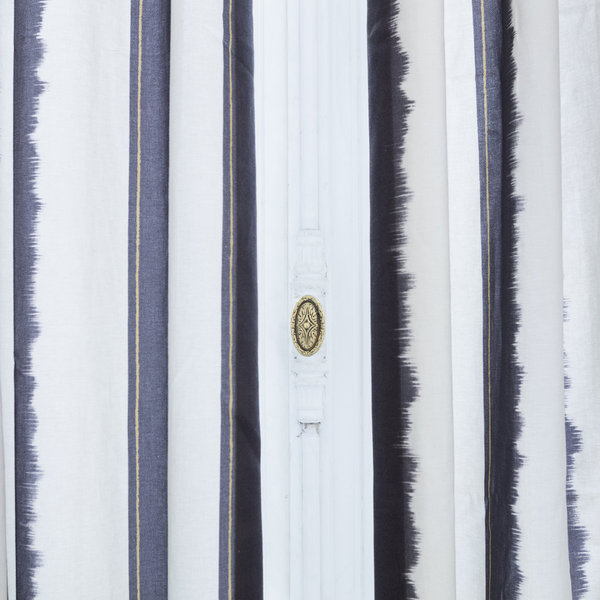 Rideaux Panarea avec tissu en satin de coton, 3 coloris disponibles (bleu céladon ou rose poudré), 47,90 €, le mètre en 140 cm de large. En version prêt-à-poser, 1,15 x 2,90 m, 159 €, la paire.