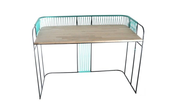 Bureau Ego, structure métal et bois avec fils plastique. L 119 x H 85 cm, à partir de 499 €.