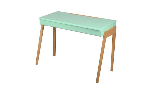 Bureau My Great Pupitre en bois laqué (L 100 x P 48 x H 75 cm), 3 coloris disponibles (blanc, rose ou vert), création Jungle by Jungle. Tabouret assorti, 212 €.