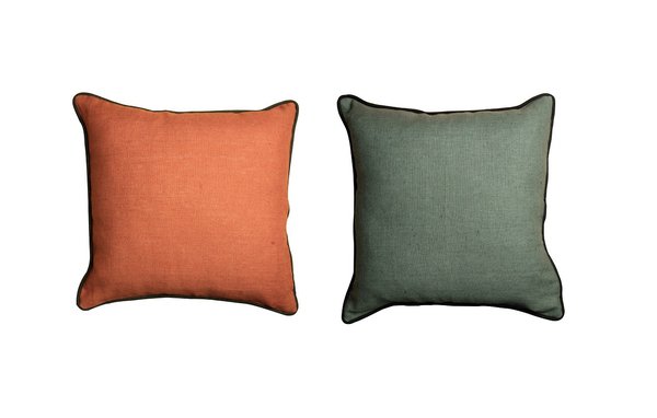 Coussins en lin lavé, coloris Bourgogne et gris cendre, 39 €, l’un.