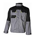 Pour jardiner de façon confortable, résistante et en sécurité, une tenue adaptée s’impose de la même manière que de se munir des meilleurs outils : lunettes, casque, gants, chaussures de protection, pantalon et veste anti-déchirure.