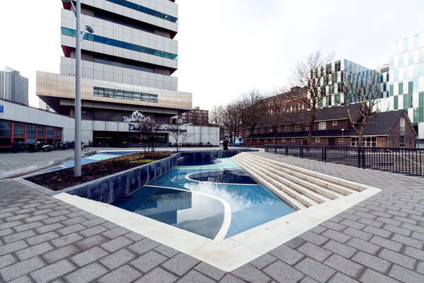 Watersquare, une réalisation de 3 bassins en béton peint offrant des motifs géométrisants en dégradé de bleus. Construits sur la place de Benthemplein à Rotterdam, ils peuvent accueillir en période sèche, soit 350 jours par an, les activités récréatives des habitants du quartier. En cas de pluies abondantes, ils servent à la récupération des eaux et peuvent contenir jusqu’à 1,7 million de litres d’eau. Création de l’agence d’architecture De Urbanisten, Rotterdam, Pays-Bas. Cat. Lauréats, L’eau et la ville.