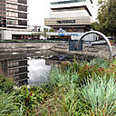 Bassins du Watersquare, qui permettent à l’eau de pluie d’être filtrée en amont. Elle sort de tuyaux de descente apparents, puis est dirigée vers des canaux en acier inoxydable. Les plantations environnantes profitent de la récupération des eaux. Création de l’agence d’architecture De Urbanisten, Rotterdam, Pays-Bas. Création de l’agence d’architecture De Urbanisten, Rotterdam, Pays-Bas. Catégorie Lauréats, L’eau et la ville, XIème Prix Européen d’Architecture Philippe Rotthier 2017.