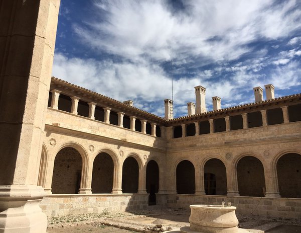 La reconstruction des ruines du Monastère de San Palayo de Cerrato a permis de mettre à jour un important réseau de canaux et équipements reliés à une source existante, située au nord de l’édifice : installations sanitaires, latrines, système d’approvisionnement en eau des cuisines et de récupération des eaux de pluie, puits, bain thérapeutique, système d’irrigation pour le verger et le jardin… et fontaine lustrale dans le transept, tout était déjà prévu au Xème siècle ! Création de l’agence Rafael Manzano.