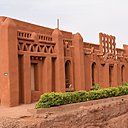 Ndomo, un atelier de teinture naturelle composé de 3 blocs en terre à l’architecture typiquement ségovienne. Un enduit de terre rouge mélangé à de l’huile de karité et de l’eau protège les murs lorsqu’il pleut. Réalisation de la commune de Pelengaga, Ségou, Mali. Catégorie Lauréats, L’eau et l’urgence, XIème Prix Européen d’Architecture Philippe Rotthier 2017.