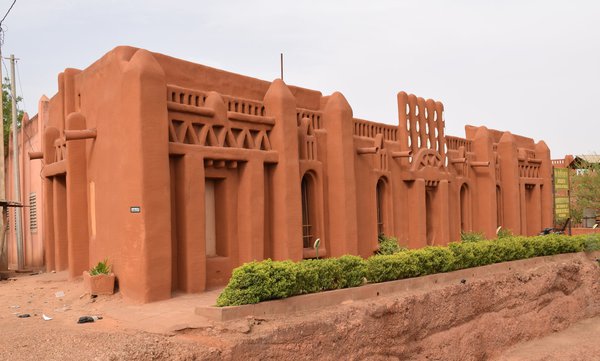 Ndomo, un atelier de teinture naturelle composé de 3 blocs en terre à l’architecture typiquement ségovienne. Un enduit de terre rouge mélangé à de l’huile de karité et de l’eau protège les murs lorsqu’il pleut. Réalisation de la commune de Pelengaga, Ségou, Mali. Catégorie Lauréats, L’eau et l’urgence, XIème Prix Européen d’Architecture Philippe Rotthier 2017.