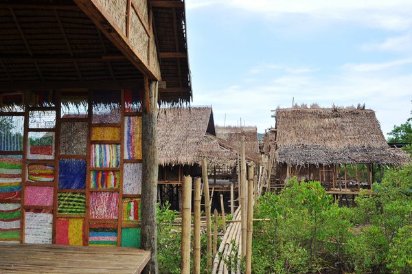 Ikiko Village est un groupe de 50 maisons qui accueille la population des Bajau, appelés « monades de la mer » vivant dans le sud-est asiatique, entre Brunei et les Philippines, l’Indonésie et la Malaisie. Ce projet humanitaire regroupe des bâtiments pour l’éducation des enfants et la création d’emplois écoresponsables. Réalisation Christophe Cormy Donat, Isabel, île de Leyte, Philippines. Catégorie Lauréats, L’eau et l’urgence.