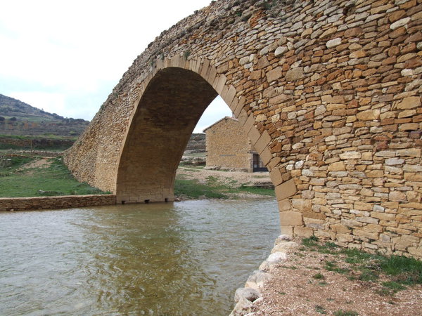 Restauration du pont médiéval sur la rivière La Truchas, témoin des techniques de construction vernaculaire qui ont été conservées. Le pont est caractérisé par une arche unique avec une maçonnerie à la chaux associée à la pierre sèche avec pavement en galets de la rivière. Réalisation de Fernando Vegas Lopez-Manzanares et Camilla Mileto, Pobleta de San-Miguel, Espagne. Catégorie Mentions pour le XIème Prix Européen d’Architecture Philippe Rotthier 2017.