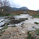 Les pierres qui ont servi à la restauration du pont médiéval sur la rivière La Truchas ont été aussi disposées au sein même du lit de la rivière, sèche la majeure partie de l’année, pour dévier l’eau et affaiblir sa force à hauteur du pont en cas d’inondation. Et sur la rive, de grandes pierres composent une aire de repos pour les promeneurs. Réalisation de Fernando Vegas Lopez-Manzanares et Camilla Mileto, Pobleta de San-Miguel, Espagne. Catégorie Mentions pour le XIème Prix Européen d’Architecture Philipp