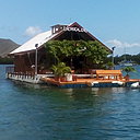 Case à l’eau est une maison flottante écologique et autonome, construite à Saint-Martin, île française d’outremer et prévue pour résister aux cyclones de catégorie 5. Elle a été malheureusement emportée par l’ouragan Irma qui a sévit dans la mer des Antilles. Elle sera reconstruite avec une résistance supérieure…Réalisation de Patrick Chauvette et Dominque Cnudde. Catégorie Nominés pour le XIème Prix Européen d’Architecture Philippe Rotthier 2017.