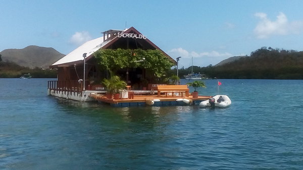 Case à l’eau est une maison flottante écologique et autonome, construite à Saint-Martin, île française d’outremer et prévue pour résister aux cyclones de catégorie 5. Elle a été malheureusement emportée par l’ouragan Irma qui a sévit dans la mer des Antilles. Elle sera reconstruite avec une résistance supérieure…Réalisation de Patrick Chauvette et Dominque Cnudde. Catégorie Nominés pour le XIème Prix Européen d’Architecture Philippe Rotthier 2017.