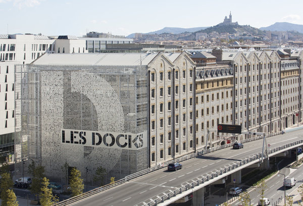 Le projet Les Docks concerne le réaménagement des anciens docks de Marseille. Le bâtiment long de 400 mètres, construit dans la seconde moitié du XIXème siècle et qui renfermait autrefois des espaces de stockage pour les marchandises de transport maritime, accueille désormais une mixité de fonctions. Réalisation des Ateliers Alfonso Femia et AF517, France.  Catégorie Nominés pour le XIème Prix Européen d’Architecture Philippe Rotthier 2017.