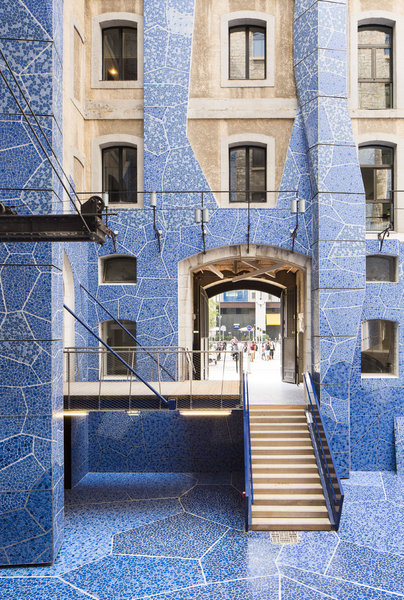 Dans l’une des 4 cours intérieures des Docks de Marseille réhabilités, un revêtement en céramique aux motifs inspirés de la mer entretient le dialogue avec l’élément eau. Réalisation des Ateliers Alfonso Femia et AF517, France.  Catégorie Nominés pour le XIème Prix Européen d’Architecture Philippe Rotthier 2017.