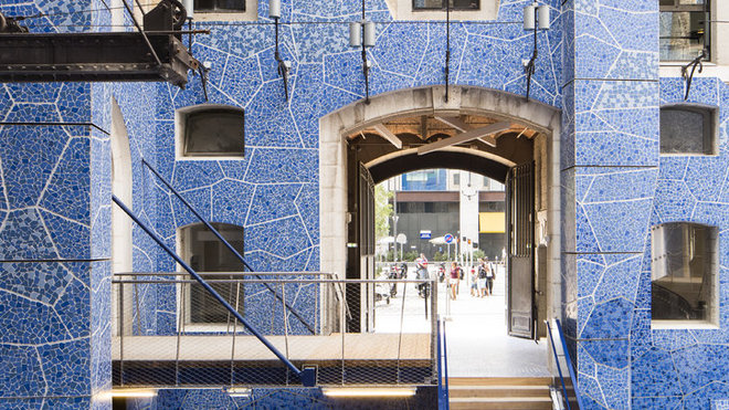 Dans l’une des 4 cours intérieures des Docks de Marseille réhabilités, un revêtement en céramique aux motifs inspirés de la mer entretient le dialogue avec l’élément eau. Réalisation des Ateliers Alfonso Femia et AF517, France.  Catégorie Nominés pour le XIème Prix Européen d’Architecture Philippe Rotthier 2017.
