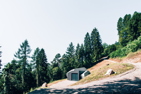 La nouvelle centrale hydroélectrique de Cillà s’inscrit parfaitement dans le paysage comme un énorme rocher accrochée à la pente. Dénuée de tout ornement et construite en béton, ses bords semblent avoir subi l’érosion de l’eau. Réalisation David Marchiori, Comano Terme, Italie. Catégorie Nominés pour le XIème Prix Européen d’Architecture Philippe Rotthier 2017.